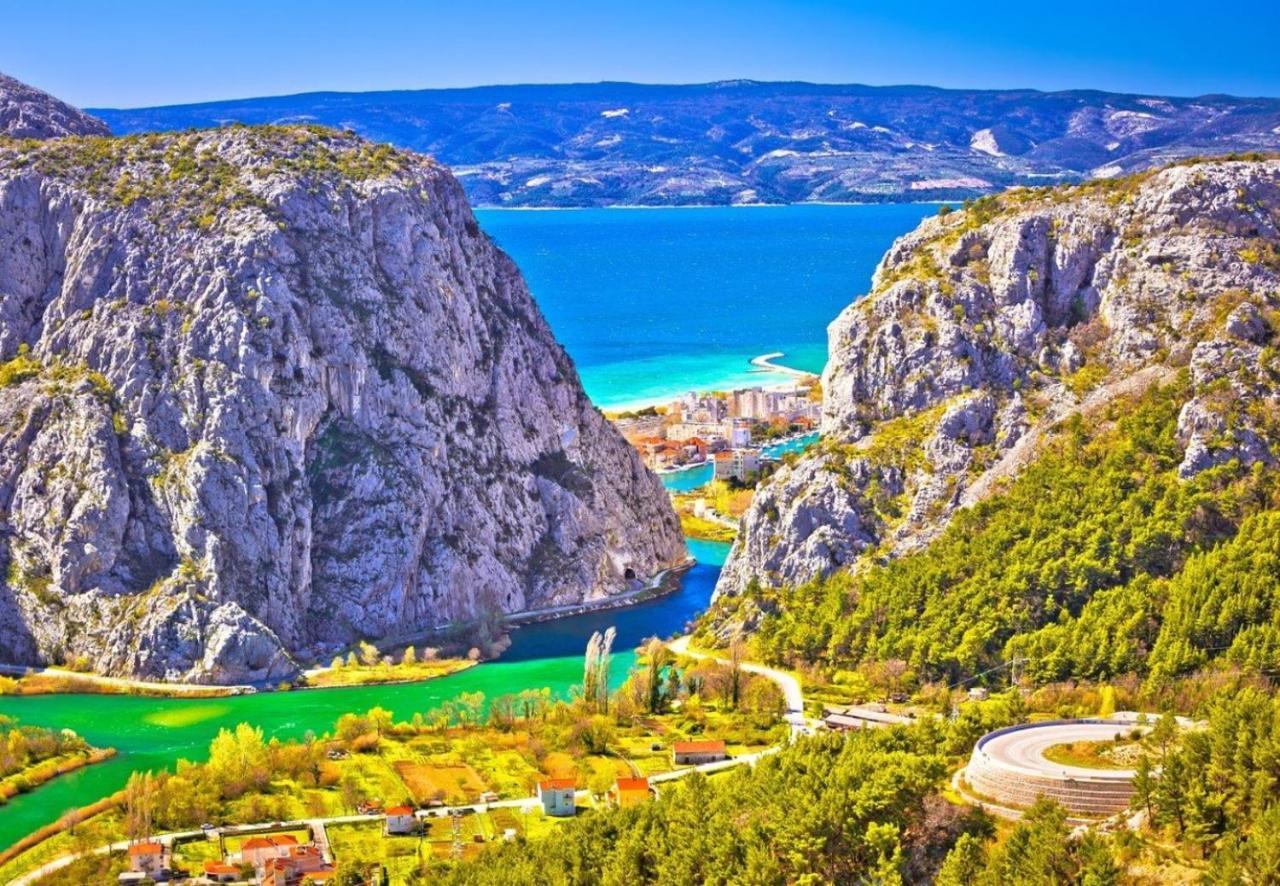 Central Alley Omis Exterior photo